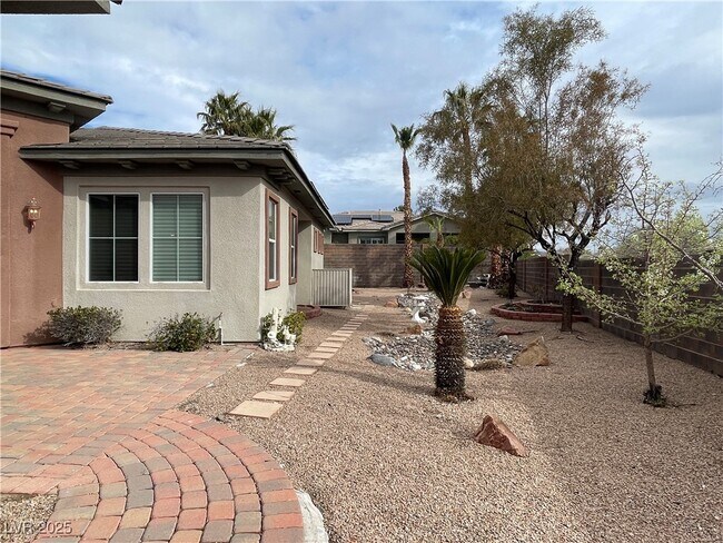 Building Photo - 10468 Garden Light Dr