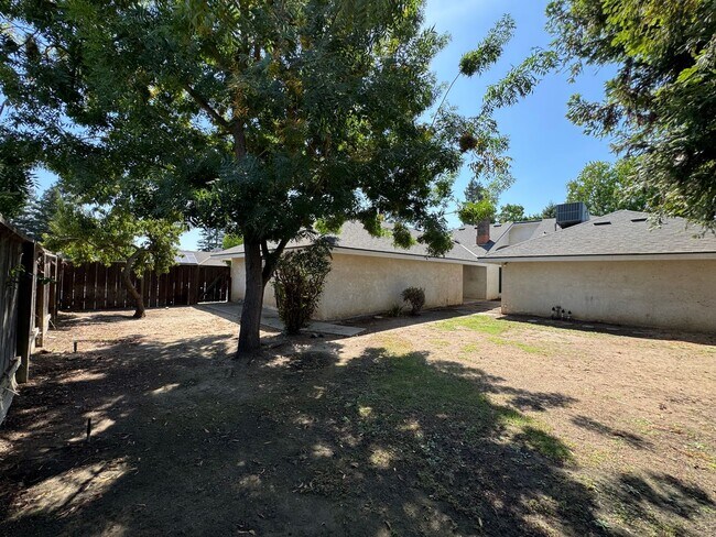 Building Photo - 657 W Escalon Ave