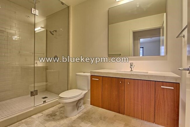 Building Photo - 2 Bed, 2 Bath Condo with 24 HR Concierge a...