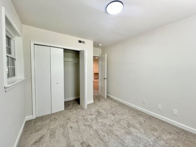 Building Photo - SPACIOUS 4 BEDROOM CLOSE TO MATTHEWS!