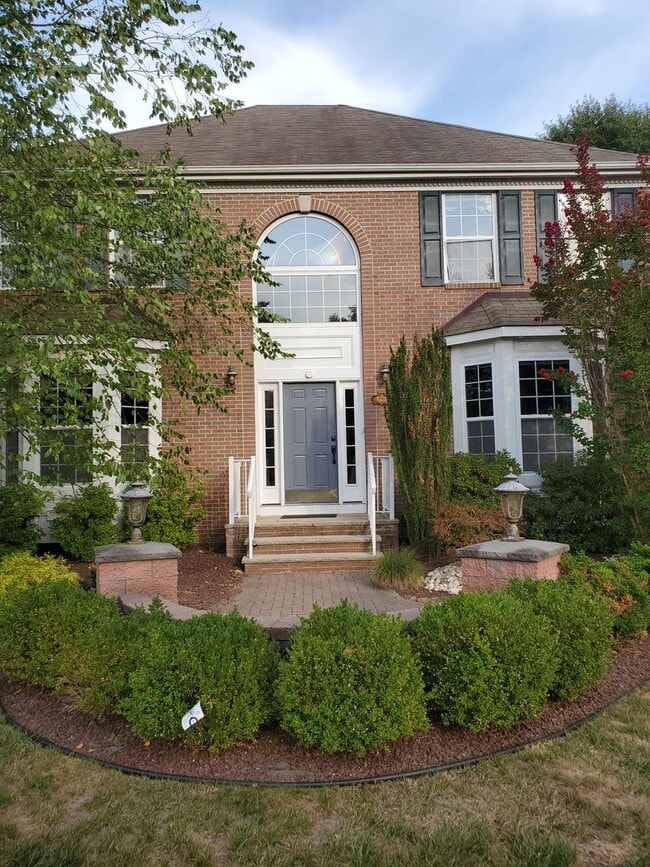 Building Photo - Beautiful, large home with finished baseme...