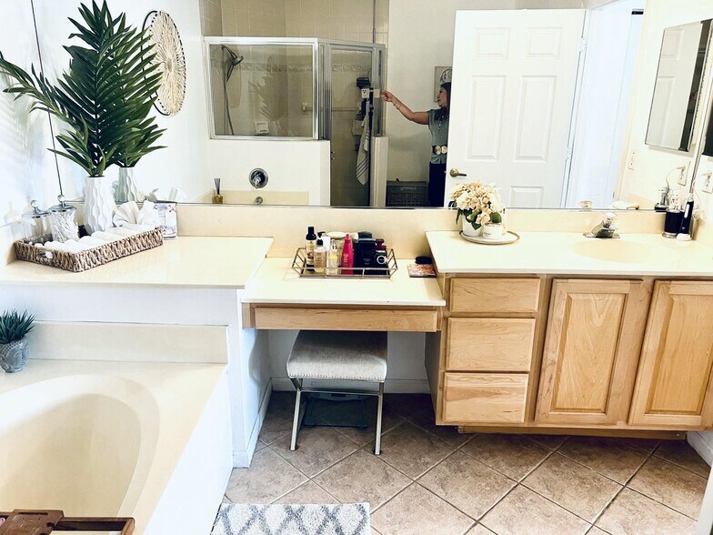 Building Photo - 10614 Lake Shore Dr