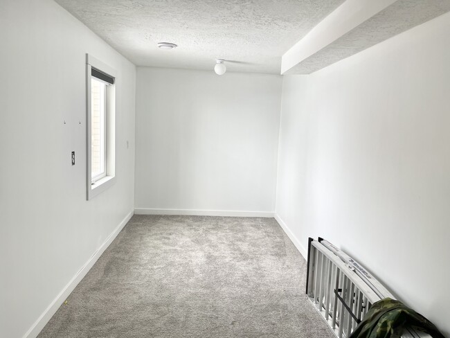 Building Photo - 1561 N 700 E