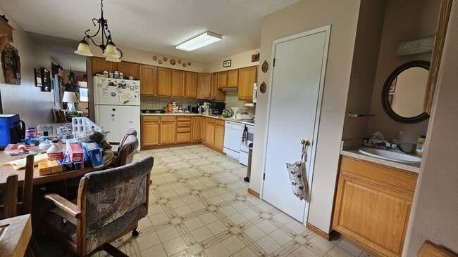 Building Photo - Fully Furnished house on 40 Acres Horse Pr...