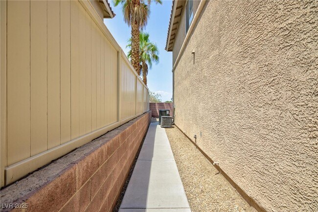 Building Photo - 7859 Windhamridge Dr