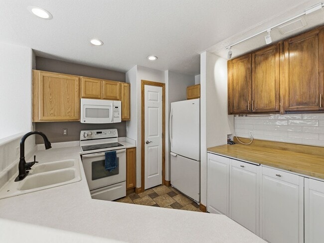 Building Photo - 1650 Oak Creek Dr