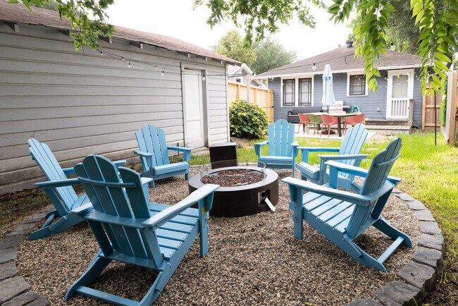 Building Photo - 725 Peddie St