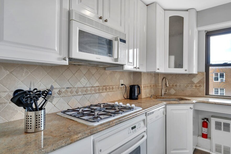 Kitchen - 8800 Boulevard East