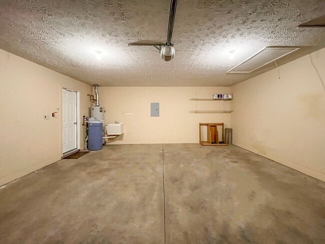 Building Photo - Near Local Shops and Restaurants