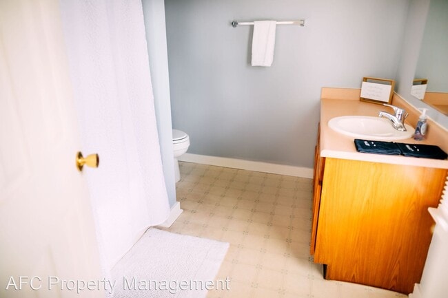 Building Photo - 3 br, 2 bath House - 447 N 24th St.