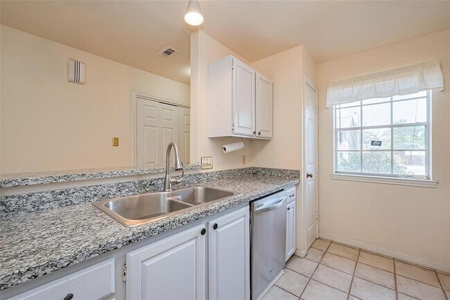 Building Photo - 2030 Plantation Dr