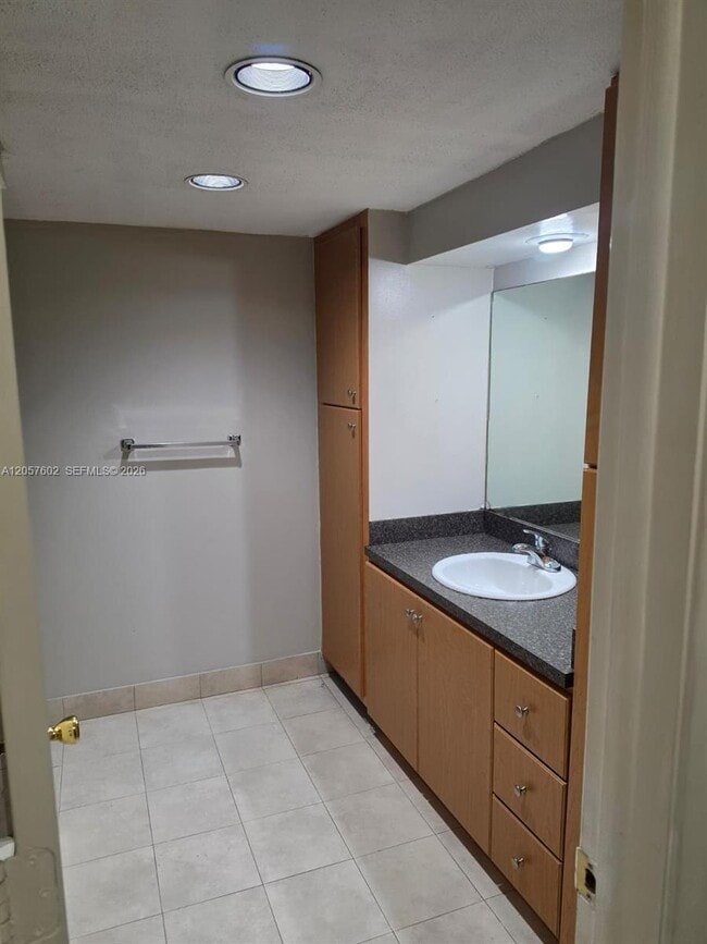 Building Photo - 6630 Racquet Club Dr