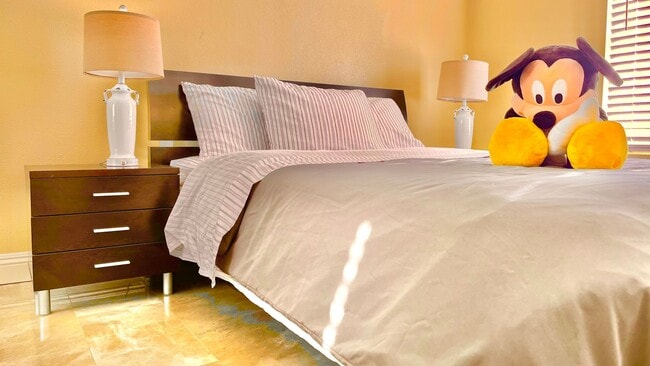 Building Photo - Furnished Spacious 2 Bedroom Condo on First Floor