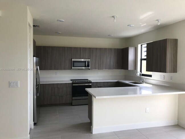 Building Photo - 8102 NW 105th Ct