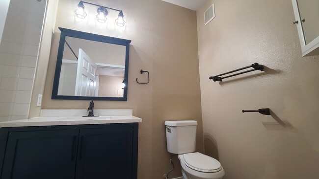 Building Photo - Upstairs 3 Bedroom condo