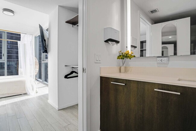 Building Photo - 404 NE 2nd Ave