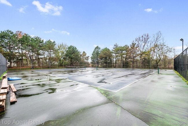 Building Photo - 38887 Country Cir