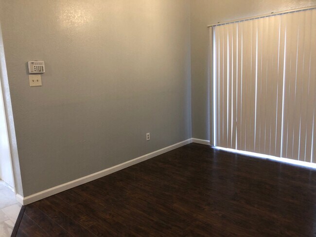 Building Photo - 3/2/2 Great neighborhood!  Move in Ready!