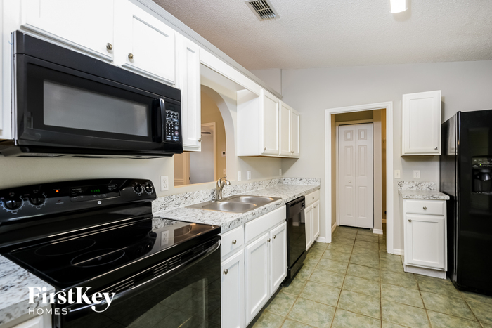 Building Photo - 3613 Stonefield Dr