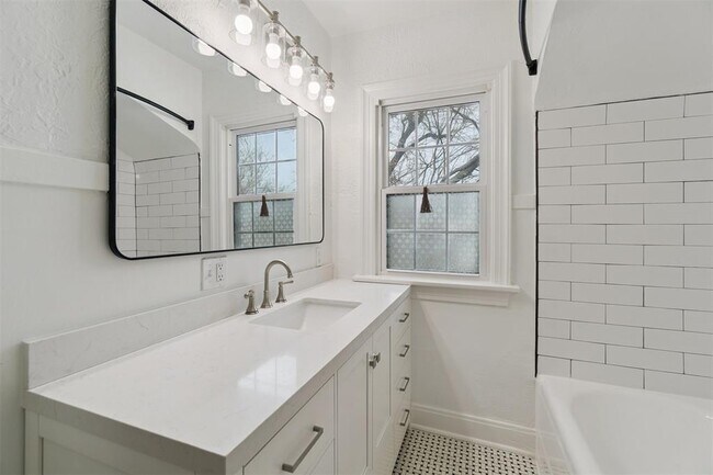 Building Photo - 1905 N Brauer Ave