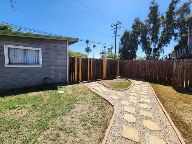 Building Photo - ** RENT READY ** Back Private Studio with ...