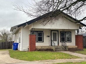 Building Photo - ADORABLE 2 BEDROOM 1 BATHROOM HOUSE IN CENTRAL NORMAN