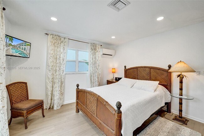 Building Photo - 2889 NE 35th St