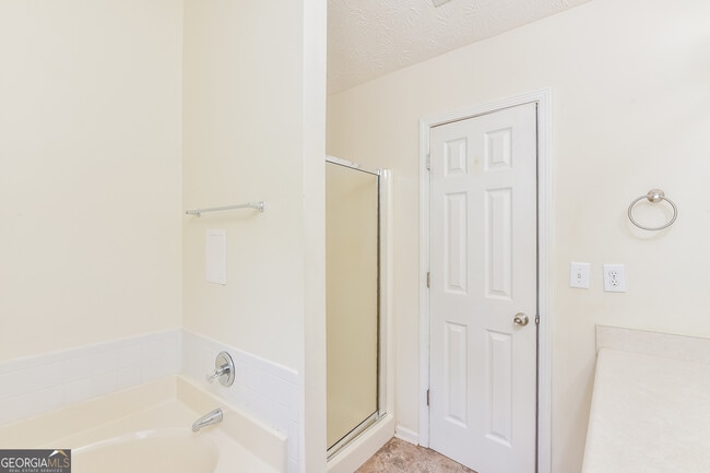 Building Photo - 3552 6 Oaks Ct