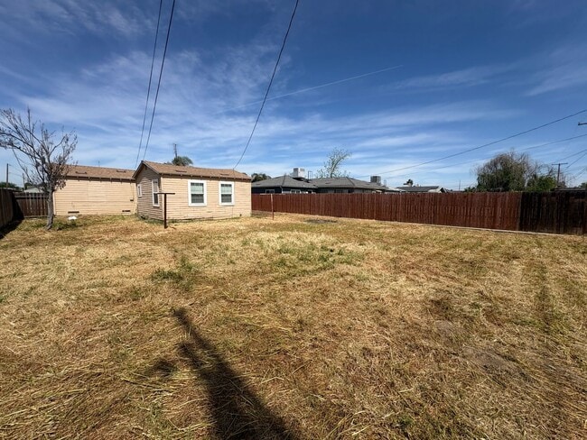 Building Photo - Cozy Hanford Home Available Now!