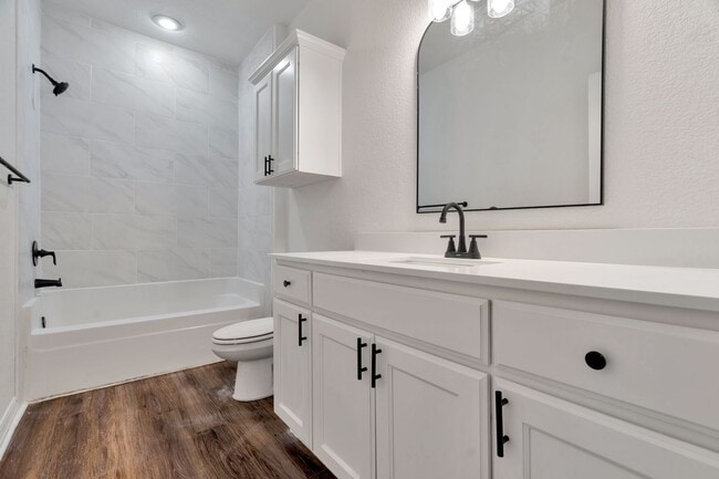 Building Photo - 4 Bed 3 Bath Townhome located close to University!
