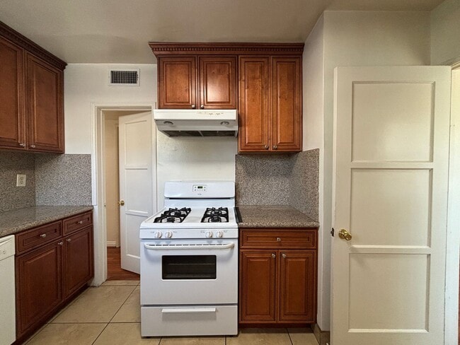 Building Photo - Glenoaks, 625-633 1/2