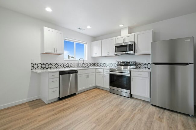 Building Photo - 2813 W Marina Dr