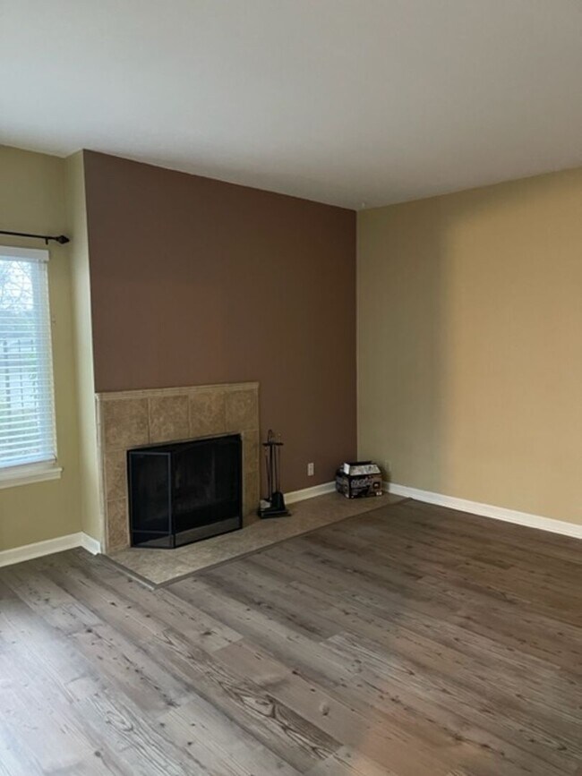 Building Photo - Beautiful Bottom Floor Unit in Ridgecrest Condos! Month to Month Lease!