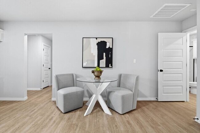 Building Photo - Fully Updated 2 Bedroom Duplex in Convenient Broken Arrow Location