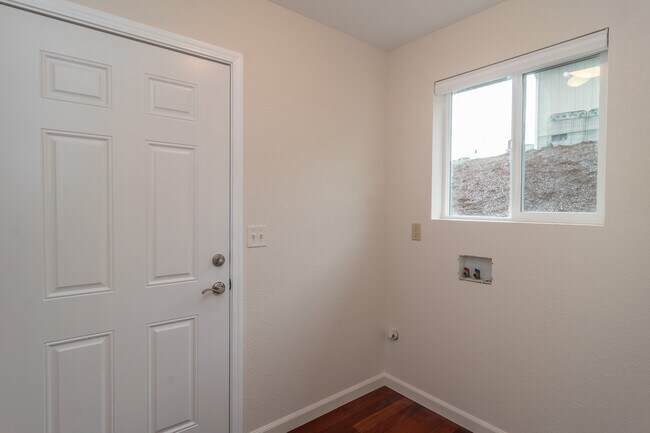 Building Photo - 233 Palmdale Ave