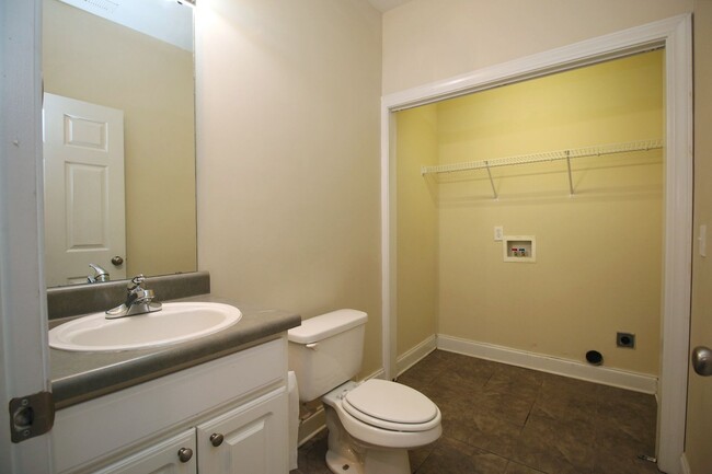 Building Photo - 3 Bedroom. 2.5 Bathroom Townhome in Pennin...