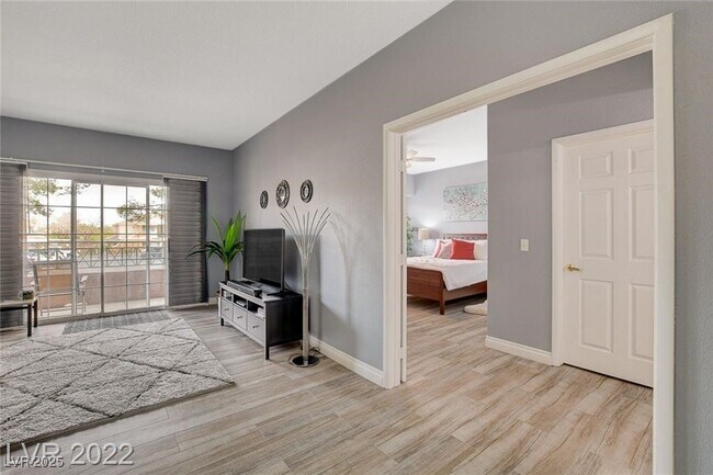 Building Photo - 352 Amber Pine St