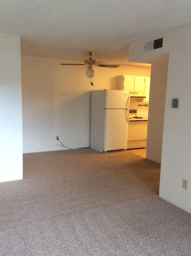 Building Photo - 2 bed 2 bath condo with community pool and on site parking!