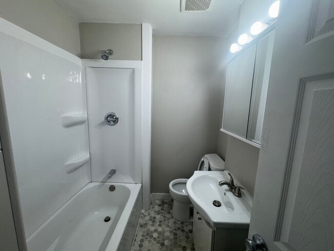 Building Photo - NEW LISTING: Remodeled 4 Bed 2 Bath