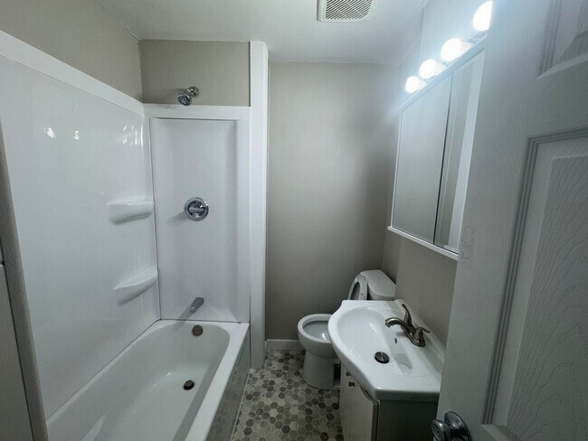 Building Photo - Remodeled 4 Bed 2 Bath For RENT