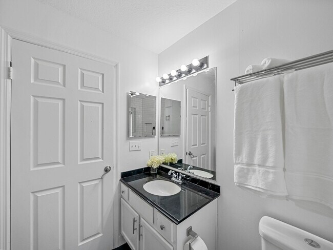 Building Photo - 2301 Summit Dr