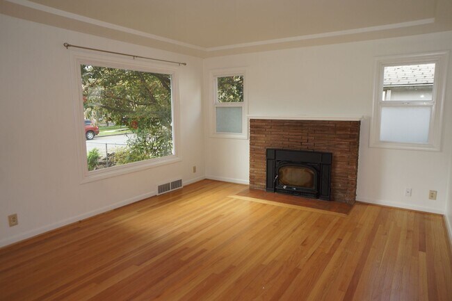 Building Photo - SE Portland 3-bedroom remodeled Bungalow