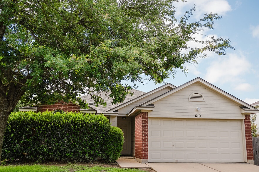 Building Photo - 810 Faircrest Dr