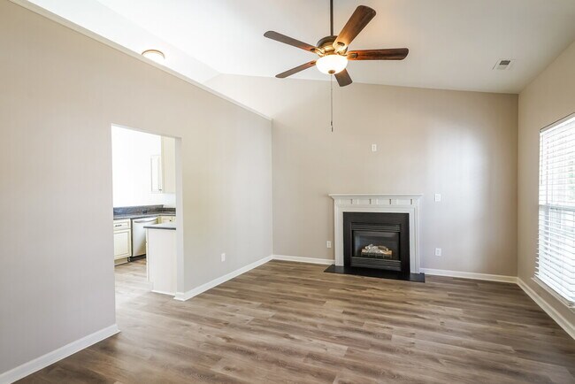 Building Photo - 6000 Mountview Dr