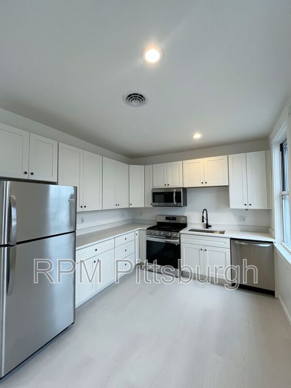 Building Photo - 2019 E Beckert Ave