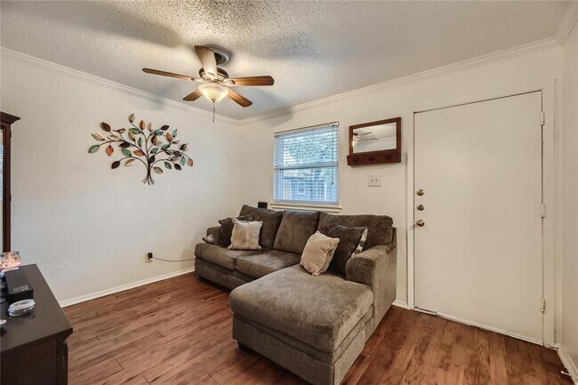 Building Photo - 2401 Manor Rd