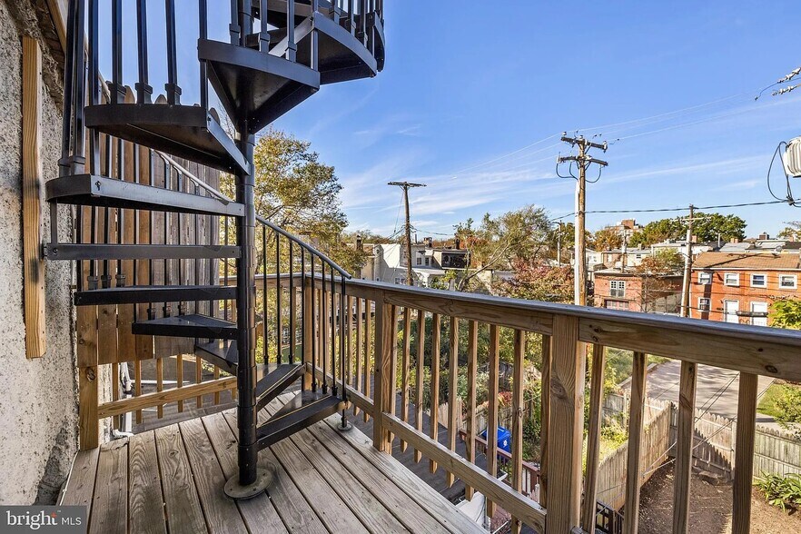 Building Photo - 926 W Pratt St