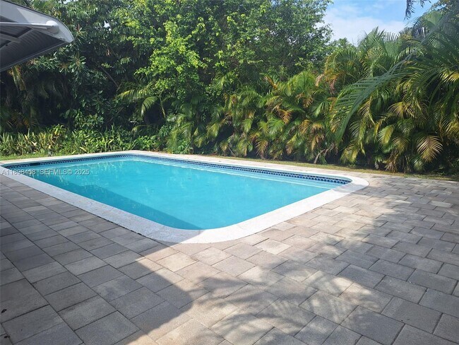 Building Photo - 1575 NE 38th St