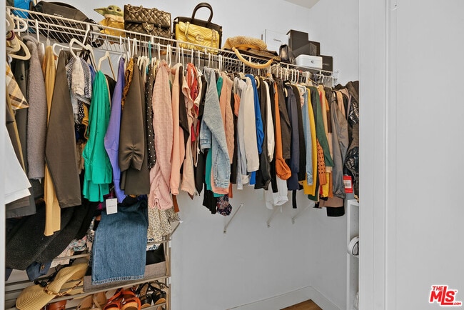 Building Photo - 6400 Crescent Prk E