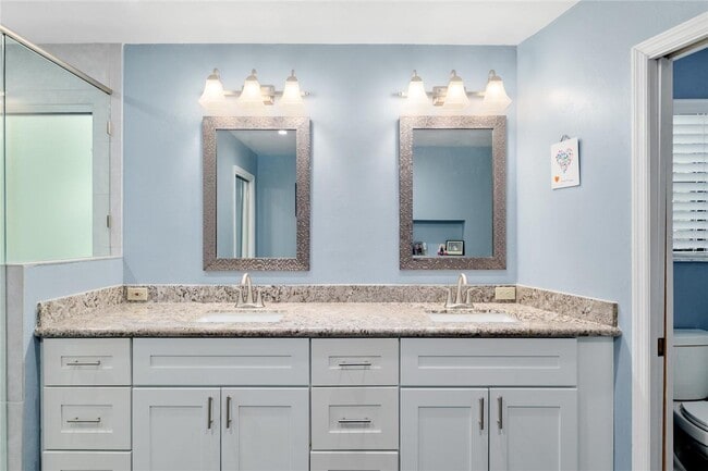 Building Photo - Beautiful Home in Landmark Woods